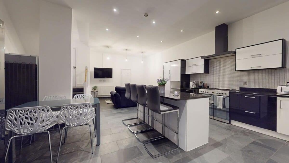 Modern Spacious 6 Bed In With Parking Apartment *